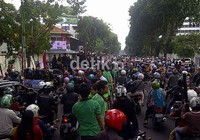 Warga pun berbondong-bondong berusaha untuk mendekati bintang YKS itu.     