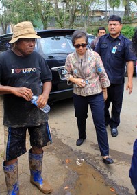 Felia Salim turun langsung mengunjungi para korban bencana banjir bandang yang meluluhlantakan Kota Manado sepekan lalu.