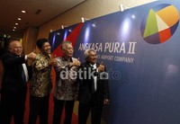 Turut hadir Deputi Bidang Usaha Industri Primer Kementerian BUMN Muhamad Zamkhani, Direktur Jenderal Perhubungan Udara Herry Bakti Gumay, dan Direktur Utama Tri S. Sunoko yang menunjukkan logo baru perusahaan tersebut.