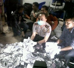 Polisi Tahan Pemilik Pabrik Obat Palsu di Bandung