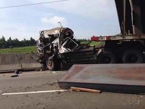 2 Truk dan Satu Panther Kecelakaan, Tol Cikampek Macet