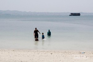Wisata Hemat di Pantai Mutun, Lampung
