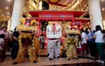 Barongsai Beraksi di Pusat Perbelanjaan