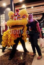 Barongsai Beraksi di Pusat Perbelanjaan