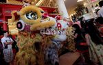 Barongsai Beraksi di Pusat Perbelanjaan