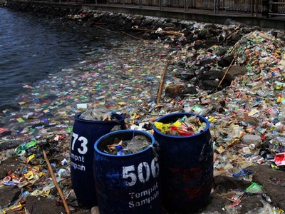 Pasca Banjir, Sampah Menumpuk di Pantai Ancol