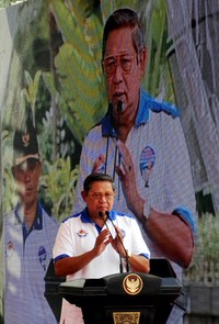 Keselamatan lalu lintas saat ini menjadi isu penting bahkan telah menjadi perhatian publik karena semakin banyaknya korban jiwa akibat kecelakaan lalu lintas, kata SBY yang mengenakan kaos putih biru di Bundarah HI, Jakarta Pusat, Minggu (26/1/2014). Rusman/Setpres.