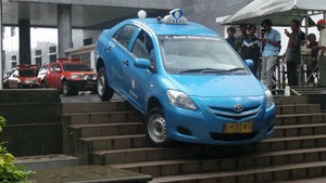 Sebuah Taksi Nyungsep di Tangga Kantor Jokowi di Balai Kota
