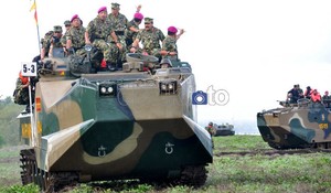 37 Tank Ampibi dari Pemerintah Rusia Diserahterimakan di Situbondo