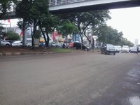 Pengendara roda empat tengah berupaya memutar balik di jalur hijau. (Foto Fahmi Maulana).