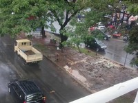 Dengan bergantian, pengendara menghancurkan rumput di jalur hijau. (Foto Fahmi Maulana).
