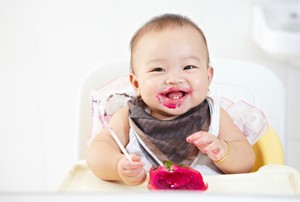 Bayi Anda Mulai Belajar Makan? Jangan Beri Asupan Ini