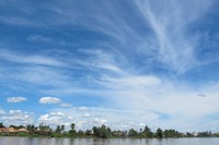 Foto-foto berikut ini diambil dari perahu tongkang saat menelusuri Sungai Musi dari Sekayu menuju Pengumbuk. Berbeda dengan Palembang, suasana dari Sekayu sampai Pengumbuk masih banyak hutan dan belum banyak polusi. Langitnya biru cantik! (Afif/detikTravel)