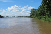 Selain naik perahu tongkang, Anda juga bisa melihatnya dari tepian Sungai Musi. Asal cuaca cerah, dijamin langintnya terlihat bagus! (Afif/detikTravel)