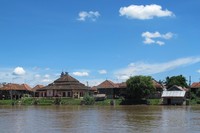 Lihatlah awan-awan yang berada di atas rumah-rumah di pinggiran Sungai Musi. Para traveler yang suka foto-foto cobalah menelusuri Sungai Musi ini (Afif/detikTravel)