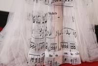 Gaun putih unik tersebut merupakan rancangan Valentino. REUTERS/Danny Moloshok.