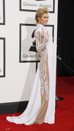Paris Hilton Seksi Pamer Punggung di Grammy 2014