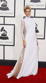 Paris Hilton Seksi Pamer Punggung di Grammy 2014