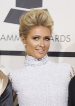 Paris Hilton Seksi Pamer Punggung di Grammy 2014