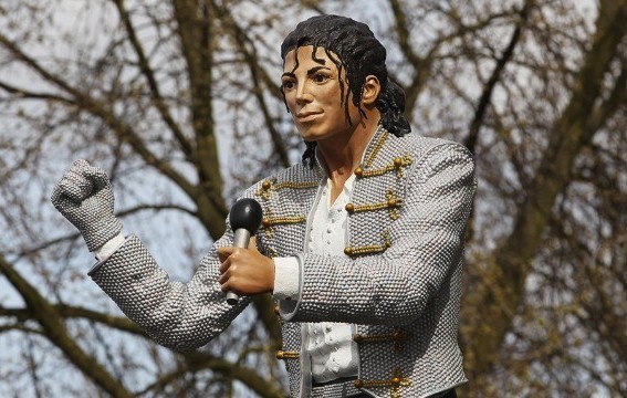 Michael Jackson & 7 Monumen Paling Aneh di Dunia (1)