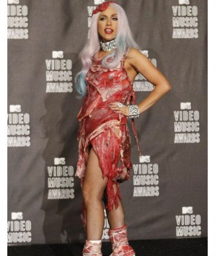 Penata rambut Charles Worthington telah melakukan survei di Inggris untuk mencari tahu seleb yang paling kontroversial di red carpet. Yang menduduki peringkat pertama adalah Lady Gaga dengan kostum dagingnya saat datang ke MTV Video Music Awards pada 2010.