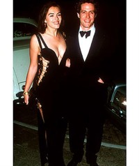 Di posisi kedua ada Elizabeth Hurley yang mengenakan gaun hitam dari Versace di Tahun 1994. Gayanya kala itu memang cukup unik. Gaun tersebut berdada rendah dengan hiasan peniti besar di bagian samping bajunya.