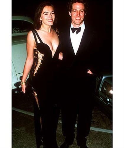 Di posisi kedua ada Elizabeth Hurley yang mengenakan gaun hitam dari Versace di Tahun 1994. Gayanya kala itu memang cukup unik. Gaun tersebut berdada rendah dengan hiasan peniti besar di bagian samping bajunya.