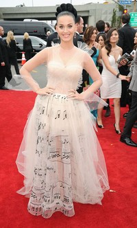 Katy Perry tampil dramatis dengan gaun tulle bermotif not balok, koleksi Valentino Haute Couture. Penyanyi 29 tahun itu melengkapi penampilan ala putri negeri musiknya dengan tatanan rambut yang disanggul ke atas, serta anting statement.