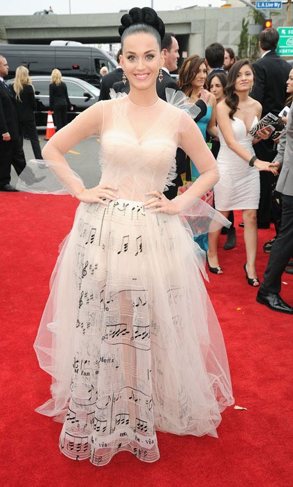 Katy Perry tampil dramatis dengan gaun tulle bermotif not balok, koleksi Valentino Haute Couture. Penyanyi 29 tahun itu melengkapi penampilan ala putri negeri musiknya dengan tatanan rambut yang disanggul ke atas, serta anting statement.