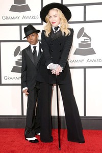 The Queen of Pop, Madonna berjalan di karpet merah memakai setelan hitam maskulin yang serasi dengan putranya, David. Ia memberi sentuhan diva dengan mengenakan sarung tangan metalik dan topi fedora untuk melengkapi setelan double-button rancangan Ralph Lauren itu.