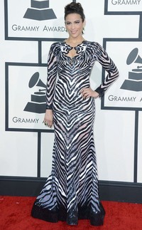 Pelajaran mode pertama, memakai gaun penuh animal print dari atas sampai bawah seperti Paula Patton, bukanlah ide yang baik untuk ajang bergengsi sekelas Grammy. Apalagi ada ornamen wajah harimau di bagian dada yang berpadu dengan motif zebra penuh sequin. Gaun ini jadi terkesan berlebihan dan tidak elegan.