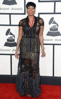 Fantasia Barrino memakai gaun yang terlalu banyak detail dan ornamen yang justru terkesan berantakan. Mulai dari motif lace yang penuh, lalu bagian garis jahitan, serta bagian dadanya terlihat tidak rapih. Apalagi ia mengenakan furing warna nude dengan panjang yang tanggung, semakin memperburuk tampilannya malam itu.