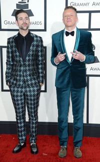 Ryan Lewis dan Macklemore membuat setelan yang formal jadi tidak membosankan dengan permainan motif dan warna. Keduanya tampil quirky namun tetap stylish yang bisa jadi inspirasi para pria untuk berbusana. Ryan memilih setelan printing houndstooth dari Mr. Turk yang dipadukan bersama kemeja, dasi dan loafers dengan warna hitam yang netral. Sementara Macklemore mengenakan setelan velvet warna hijau, dengan dasi kupu-kupu yang klasik.