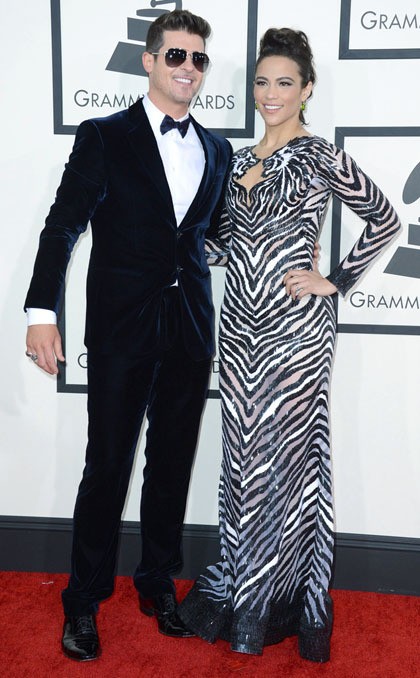 Robin Thicke berpose dengan setelan warna biru navy dari bahan Velvet, dan dasi kupu-kupu senada rancangan Giorgio Armani. Pelantun Blurred Lines itu menambahkan kacamata aviator yang membuat tampilannya yang klasik jadi lebih stylish.