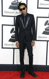 Wiz Khalifa tampil rapi dengan padanan serba hitam. Malam itu, ia mengenakan setelan keluaran Saint Laurent yang memiliki detail material kulit di bagian kerah jas, dan juga aksesori emas. Padanan tadi dibuat lebih kasual dengan sneakers.