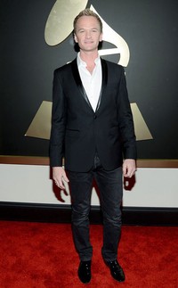 Bintang di serial How I Met Your Mother, Neil Patrick Harris terlihat tampan dengan jas hitam yang memiliki kerah berbahan kulit dari Sand Copenhagen. Setelan tadi dibuatnya lebih santai dengan paduan kemeja yang dibuka kancingnya, serta jeans warna gelap.