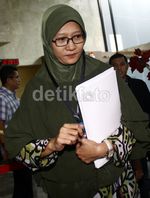 Attiyah Bawa Buku Karangan Suaminya