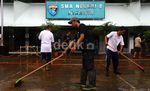 Pasca Banjir Guru Bersihkan Sekolah