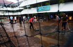 Pasca Banjir Guru Bersihkan Sekolah