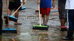 Pasca Banjir Guru Bersihkan Sekolah