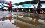 Pasca Banjir Guru Bersihkan Sekolah