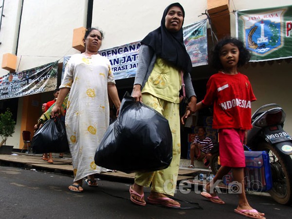 Korban Banjir Tinggalkan Pengungsian