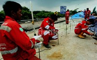 Petugas dari Jasa Marga, tengah melakukan perngerjaan perbaikan jalan tol Cipularang yang amblas.
