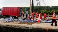 Cuaca buruk menjadi kendala para petugas dalam pengerjaan perbaikan jalan amblas di Tol Cipularang KM 72.