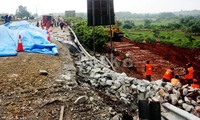 Tingginya intensitas hujan beberapa pekan terakhir ini menjadi penyebab amblasnya jalan tersebut.