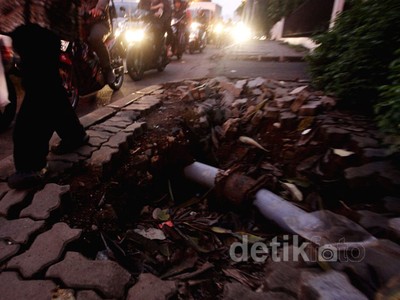 Trotoar di Sebelah Kantor KPU Berlubang