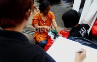 Pengungsi memilah baju kotor yang terendam banjir untuk dicuci.