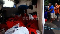 Dalam sehari fasilitas pencucian baju gratis tersebut menerima sebanyak 200 kantong plastik.