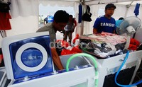 Petugas akan mencucikan baju-baju kotor tersebut ke dalam sejumlah mesin cuci yang diletakan di dalam tenda.