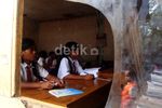 Siswa Korban Gempa Belajar di Rumah Warga